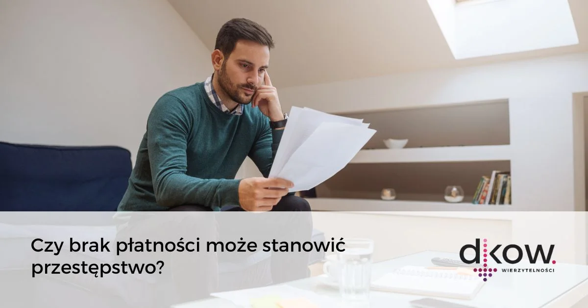 mężczyzna zastanawiający się nad pilkiem dokumentów