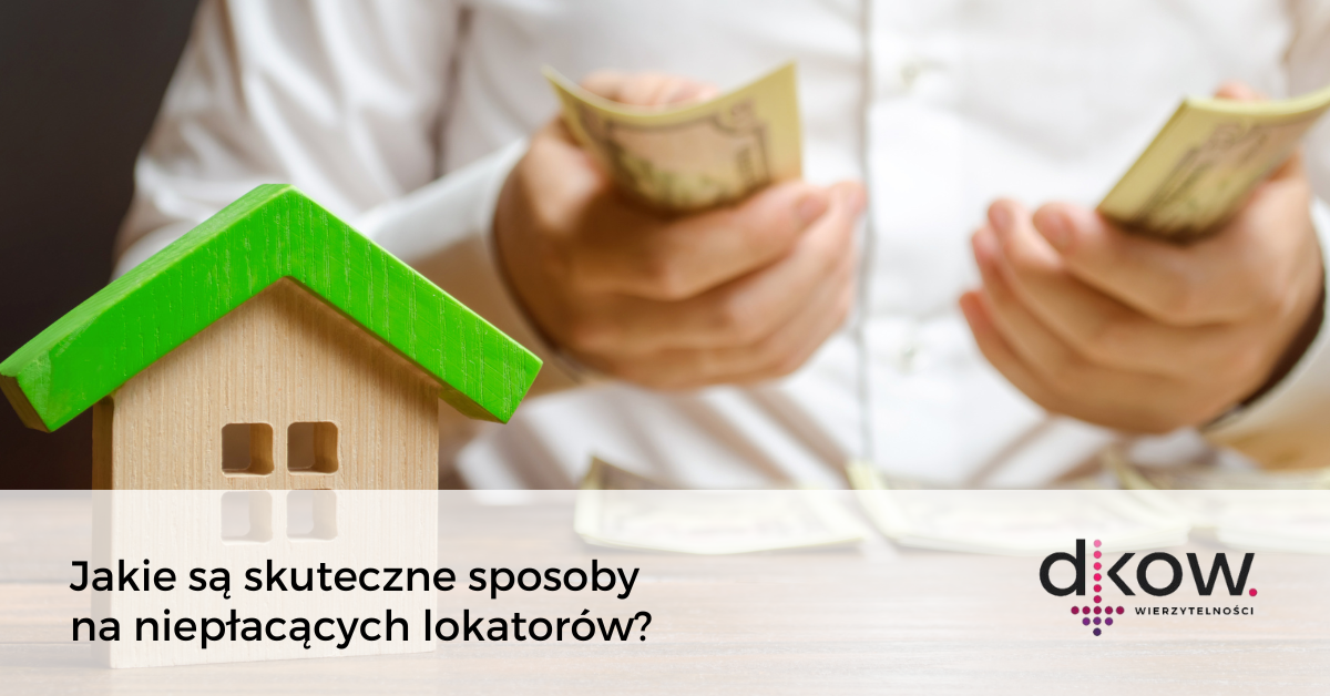 drewniany domek z zielonym dachem na tle osoby liczącej pieniądze