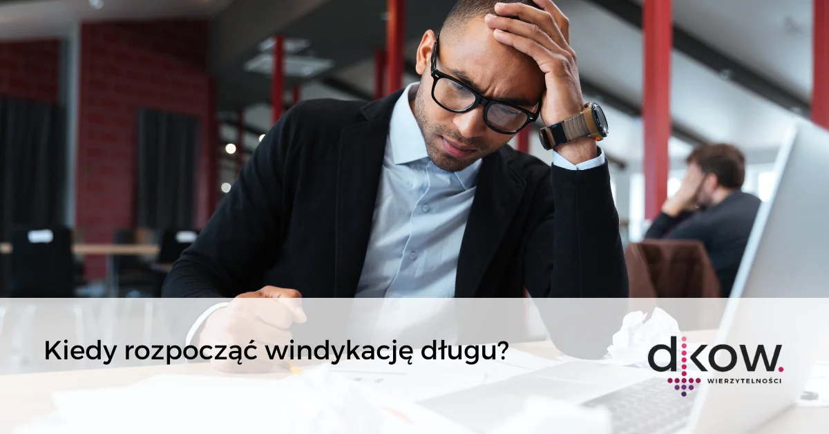 zmartwiony mężczyzna nad dokumentami