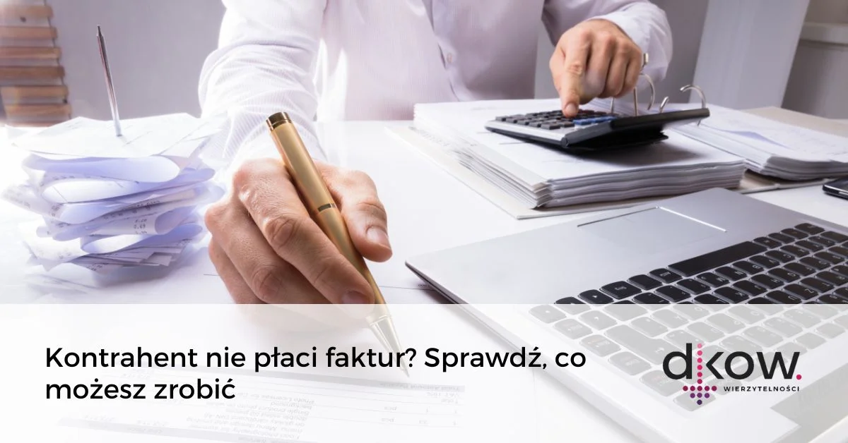 dłoń licząca na kalkulatorze