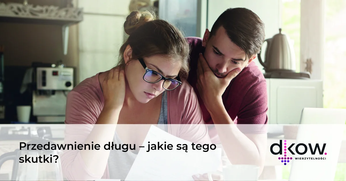 zmartwiona kobieta i mężczyzna nad dokumentem