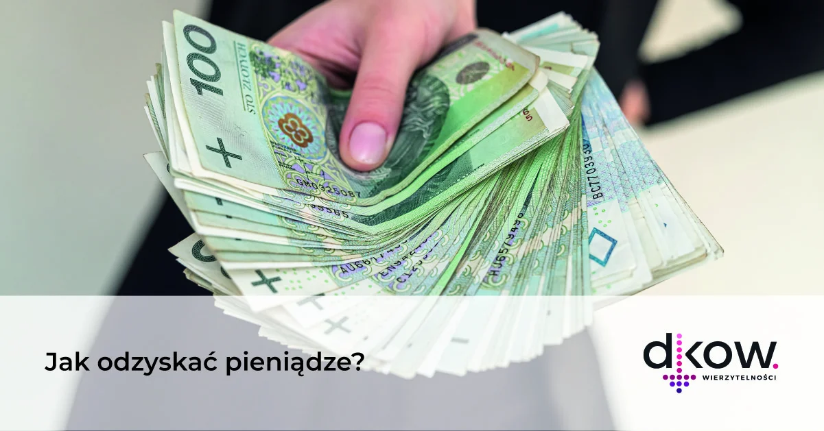 ręka trzymająca plik banknotów