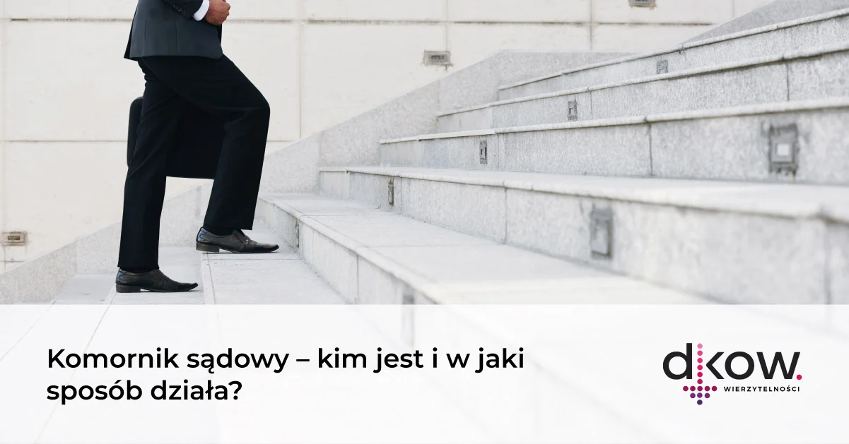 komornik-sadowy-2 prawnik wchodzący po schodach