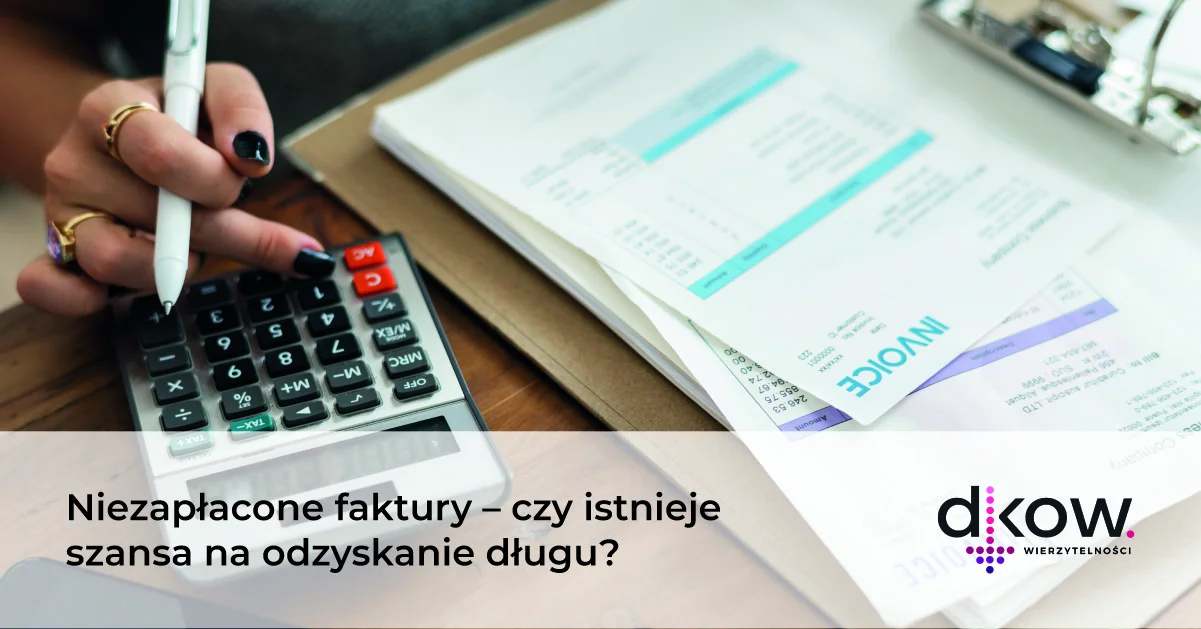 dłoń podpisująca dokumenty i a druga licząca na kalkulatorze