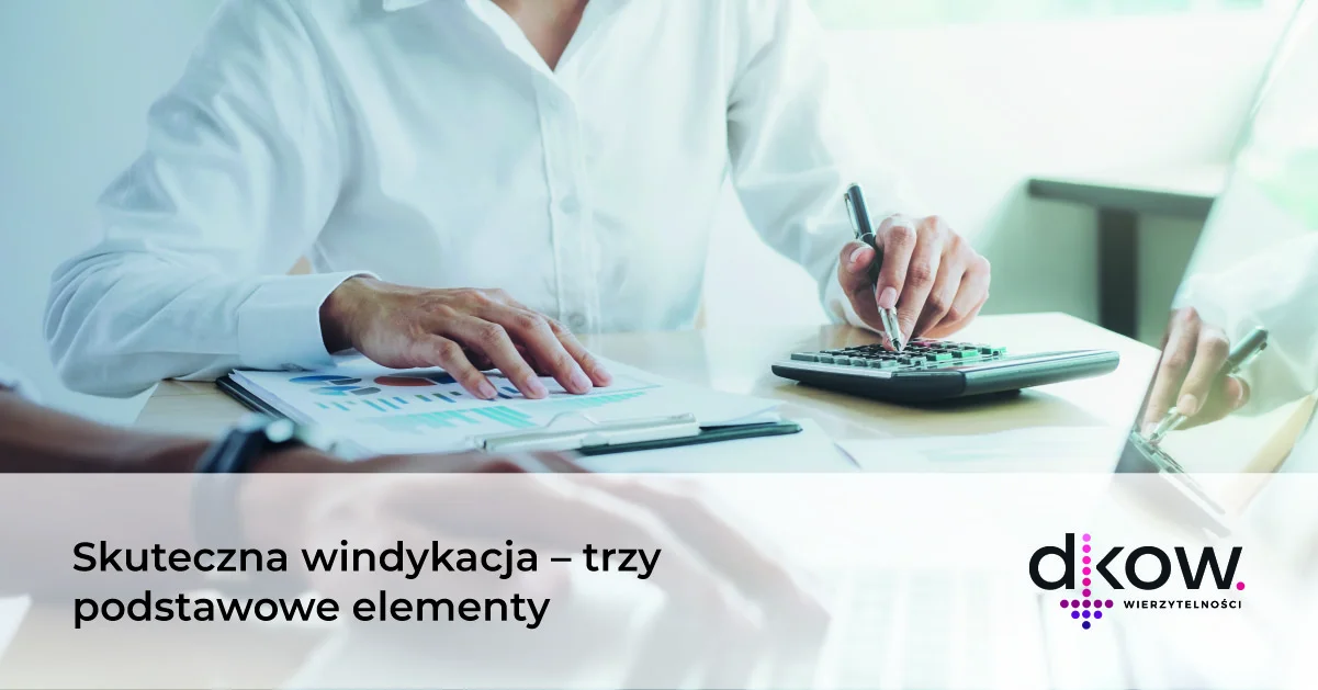 dłoń podpisująca dokumenty i a druga licząca na kalkulatorze