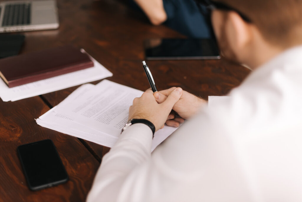 Zbliżenie procesu roboczego na spotkaniu biznesowym